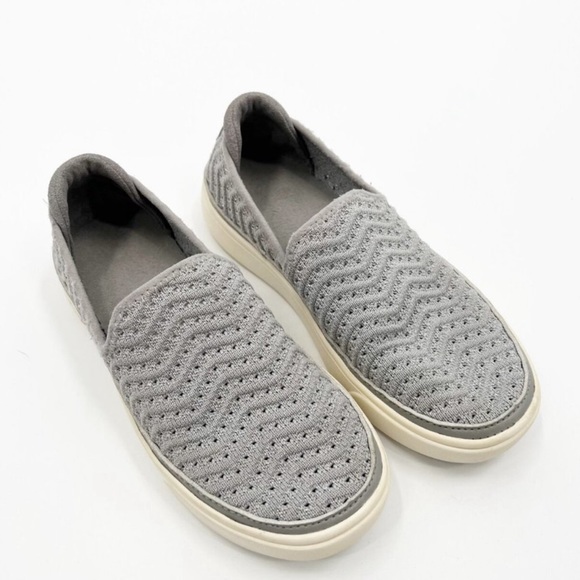 UGG Kids Caplan Slip-On Sneaker New - Picture 1 of 11